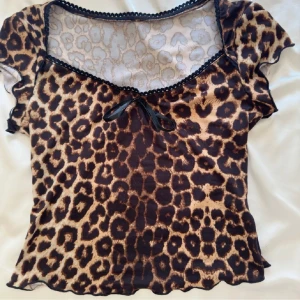 Leopard topp - Säljer denna leopard topp för att jag inte använder den!  Skönt material och fin på, den är i bra skick och knappt använd. 