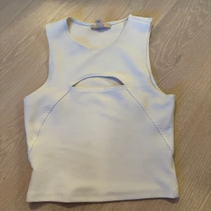 Topp från H&M - Bra skick, nästan oanvänd.