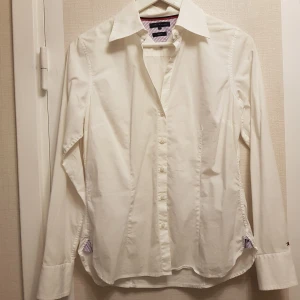 Tommy Hilfiger blus strl 8=M - Tommy Hilfiger blus strl 8=M Aldrig använd