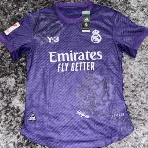 Real Madrid T-shirt  - Helt ny real Madrid T-shirt med vinicius tryck där bak Perfekt och fin T-shirt till sommaren 