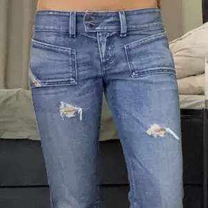 Säljer dessa sjukt snygga lågmidjade jeans från disel🥰 nypris ligger på mellan 1500-2000 vad jag tror🥰 storlek 28 SKRIV PRIVAT FÖR BÄTTRE BILDER! 
