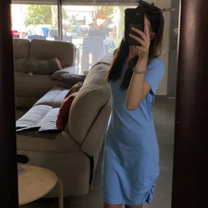 Blå klänning  - Blå skön klänning somrig, inte riktigt kommit till användning, passar fint till sommaren 💙ljusblå härlig klänning kortärmad 