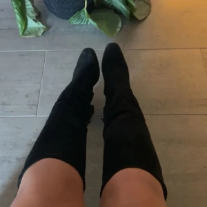 Stövlar - Säljer dessa super fina stövlar, säljer då de ej kommer till användning längre. Storlek 37/38💕 lånade bilder!!!