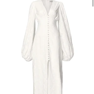 ADOORE Positano Klänningen❤️ - Säljer en adoore klänning som är uppsydd för att passa en som är 160 cm lång✨ Dragkedjan krånglar lite, har ett litet hål i självaste dragkedjan💝  Därav priset🥰 Skriv för fler frågor  Ord pris 1695kr💝