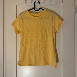 gul tunn basic t-shirt - För fler bilder eller andra frågor så skriv💗 skickar inom 2 dagar!
