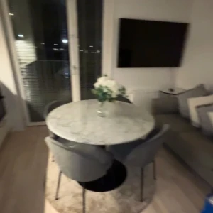 Äkta Marmorbord  - Äkta Marmorbord med fyra stolar som ingår, nypris 9000kr den är 1/5 månad gammal