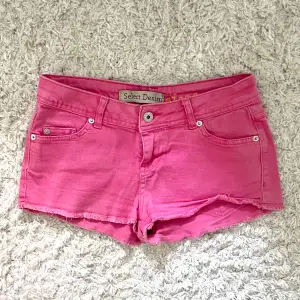 Lågmidjade rosa shorts i storlek 8 vilket motsvarar xs/s (tror jag) 🩷