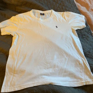 T-shirt - Vit Polo t-shirt Nyskick Aldrig använd för att den är för liten 