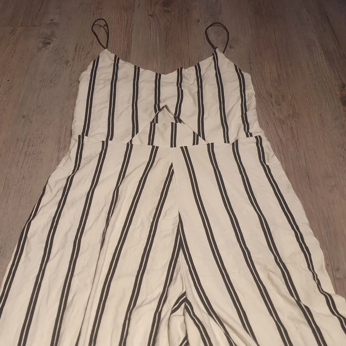 Randig svartvit jumpsuit