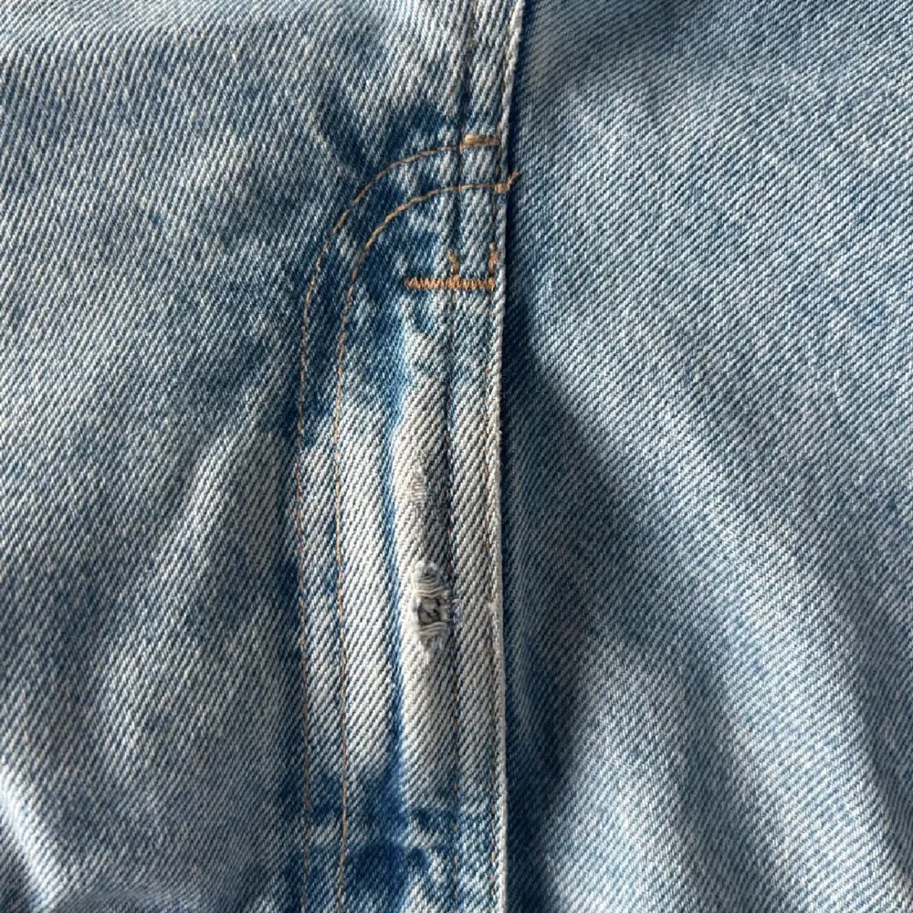 Säljer dessa snygga Nudie jeans i modellen gritty jackson storlek 32. En liten defekt vid gylfen men inget synligt. Köpta för 1600 kr på nk i Stockholm. Jeans & Byxor.