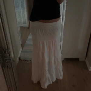 Vit långkjol! - Jättefin kjol men är tyvärr för stor för mig! Vet inte riktigt märket på den då jag köpte den på en liten butik i Hunnebo och lappen säger endast ”Made in italy”