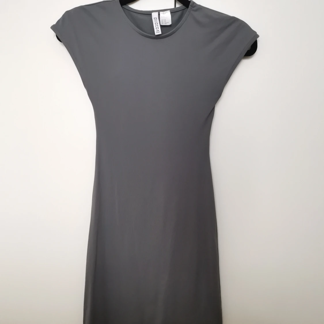 Kort klänning med öppen rygg - 90