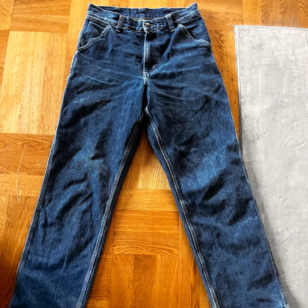Carhartt jeans i bra skick storlek W28 L32 skriv till mig för mer bilder eller info. Jeans & Byxor.