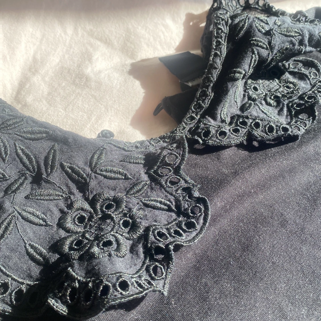 Svart t shirt/blus med detaljer - 90