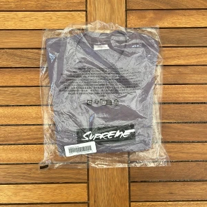 Supreme - Futura Box Logo T-Shirt - 🏅 Säljer en Box logo Tee som släpptes nyligen SS24 🧵Medium 🎨 Dusty Purple  🗄️ Oanvända och kvitto finns såklart 💯