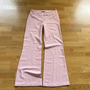 Sjukt snygga rosa randiga kostymbyxor från Envy💕Står strlk 42 men skulle säga att dom är som en M💕Midjemått: 37 cm Innerben: 82cm