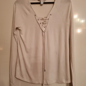 Långärmad tunn tröja  - Långärmad tunn tröja i bra skick, det är ett väldigt litet hål i den som bilderna visar men det är så litet att det knappt är märkbart i övrigt är tröjan i bra skick. Den är av märket nelly och är i storlek medium