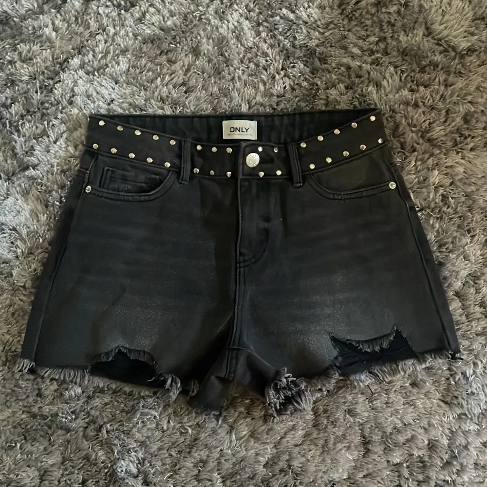 Svarta jeansshorts med silver platta nitar från Only. Perfekta till sommaren⚡️💕 Midjemått: 35/36cm Nästan aldrig använd. Shorts.