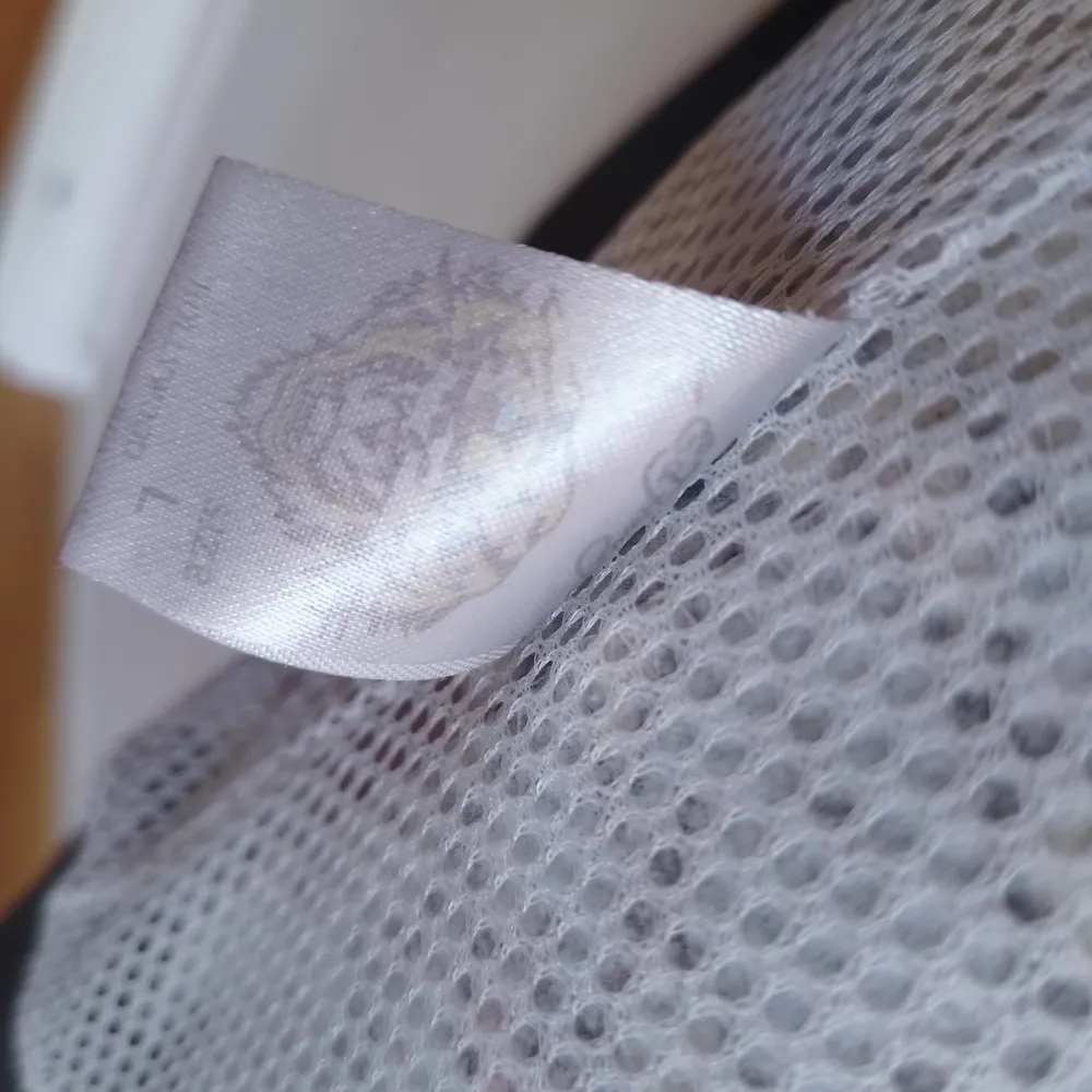 Tröja i track-modell frön Ed Hardy. Storleken är L men är liten i storleken. Skicket är begagnad men bra. Har lite skav på dragkedja och en söm som gått upp vid vänster ficka (lätt fixat om man vill).. Neuletakit & Villapaidat.