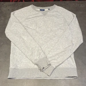 Skön långärmad sweatshirt - Går, medium storlek, sitter skönt och inga som helst tecken på användning.