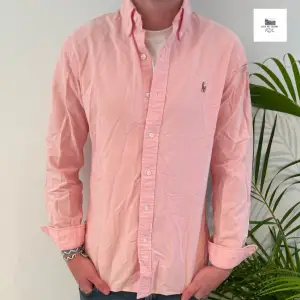 Ralph lauren skjorta rosa | Skick: 9,5/10 | Size - M | Pris - 529kr | Modellen är ca 182cm lång | Fraktar via postnord eller instabox på köparens bekostnad | Hör av dig vid minsta fråga eller fundering // RDL