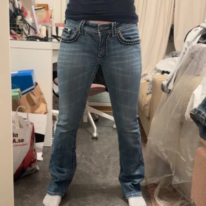 Miss me jeans  - Säljer mina miss me jeans, jätte jätte snygga, finns ett litet hår vid bakfickan man kan sy igen, coola fickor, bootcut och low waist 