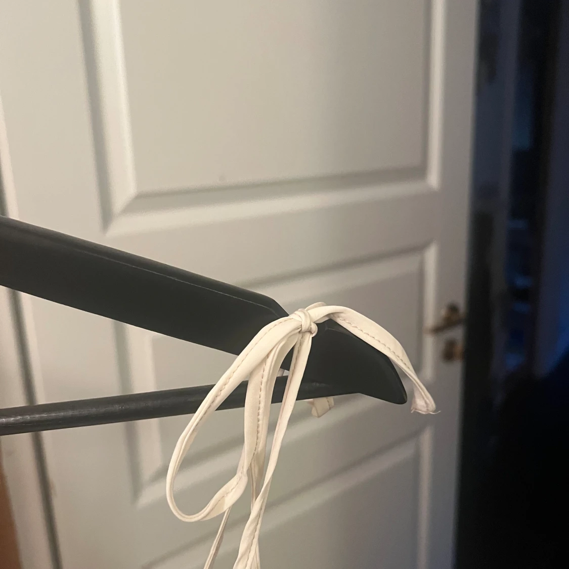 Skimrande volang klänning  - 91