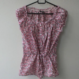 Blommig tröja - I jättebra skick