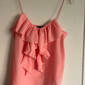 Söt rosa blus/linne  - Ett söt linne med volang i mitten, perfekt till sommaren 💗💗