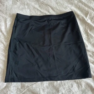 svart kjol - svart kjol, använd 1 gång. 