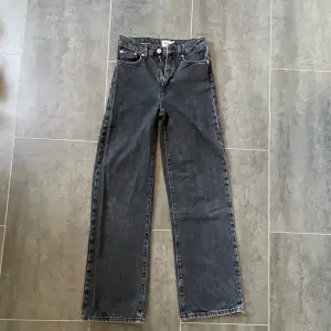 fina svarta jeans. använd fåtal gånger men är i jättefint skick.  nypris 300kr