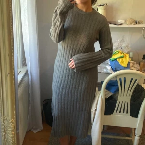 Fin grå klänning! - Jättefin grå klänning, skönt material, använd ett fåtal gånger🥰
