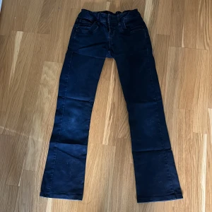 Ltb Valerie Jeans - Säljer dessa superfina LTB Valerie jeansen då de tyvärr blivit för små för mig! De är omgjorda till storlek 152 cm och är i färgen nattblå!💙 Använda men inte något som syns!❤️ Hör av er vid frågor!❤️❤️