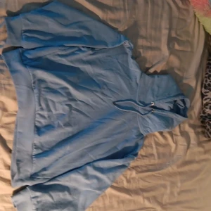 Blå hoodie från Lager157 - Blå hoodide från lager157 i storlek M. Ganska gott skick.