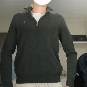 Morris zip - Stilren Morris zip som är i toppen skick. Jätte fin tröja. | inga defekter|. Kom med minsta lilla fundering eller fråga :)