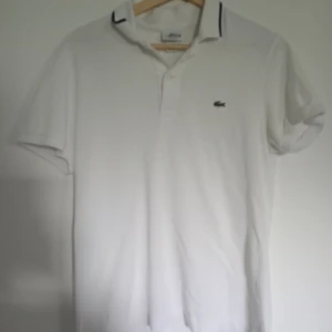 Lacoste pikè - Säljer min Lacoste pikè i strl. M. Pikèn är i mycket bra skick och har inga märken eller tecken på användning. Nypris: 1200. Mitt pris: 350