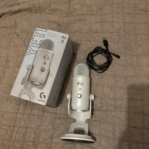 Blue yeti mikrofon - Säljer en blue yeti mikrofon i färgen white mist, den är endast öppnad och använd en gång och sedan bara stått. Köpt på elgiganten för 1500kr och säljes för 899! Inga skavanker 😊