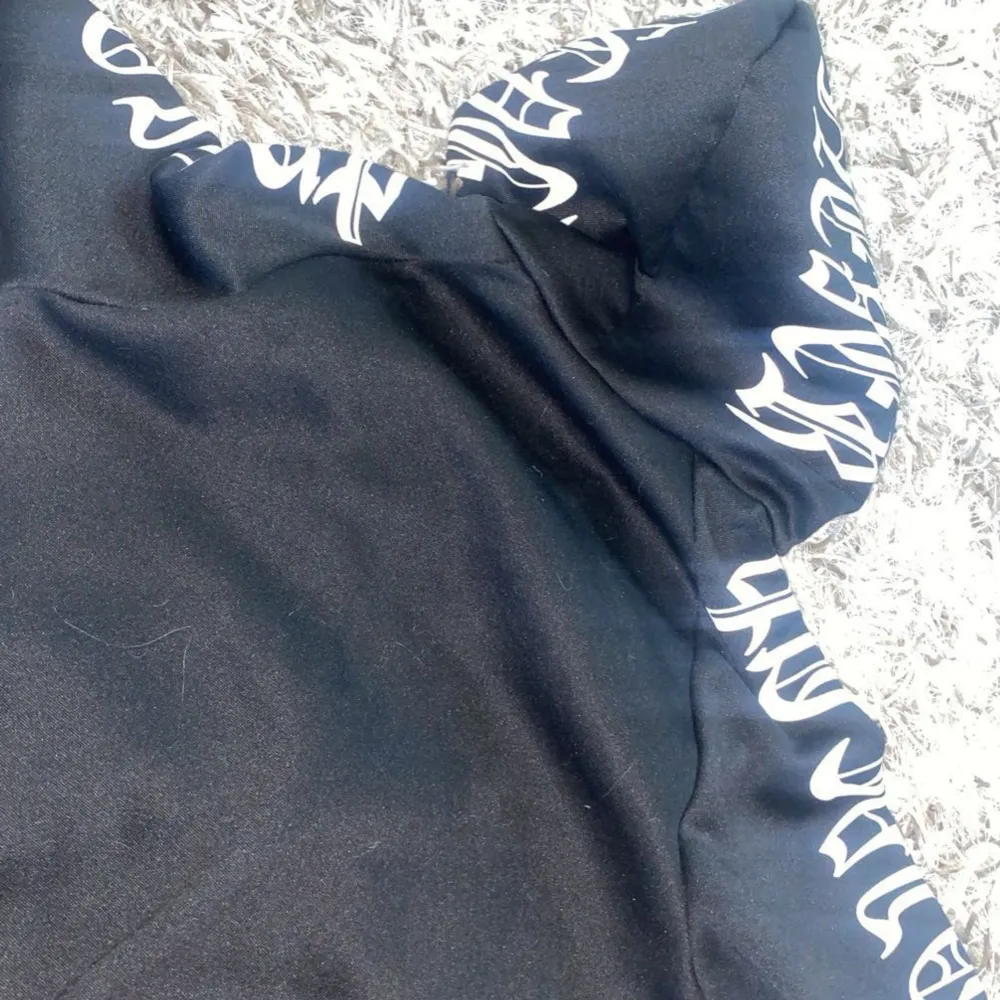 Säljer zip-up kofta i lite kortare modell vet ej vart den är köpt kom gärna med prisförslag och frågor💕. Neuletakit & Villapaidat.
