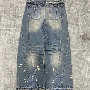 Helt nya jeans från society de nobodies, köpt för 144 euro  slutsålda online tribal embroidery på bakfickorna, studs på midjan, paint splatter och distressing  provat en gång men för små för mig :( (passar en 30-32 waist)  open för offers!! ❤️