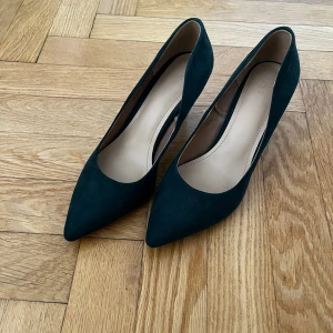 Gröna pumps - Säljer mina mossgröna pumps. Använda en gång. Insåg att de är för små. Trist, för de är så fina. 