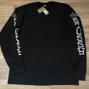 (DEADSTOCK) Oanvänd med tags på finns kvitto! Longsleeve garment dyed crewneck tee. Screenprinted graphics - Ribbed collar and cuffs - Oversized fit - Unisex - 100% Cotton - Imported