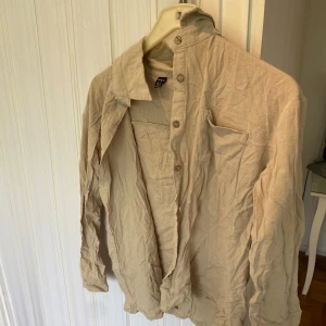 LINNE SKJORTA - finns ett litet hål