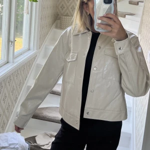 Beige jacka  - Jag säljer min fina beiga jacka från Nelly. Jackan är i en jättesnygg beige nyans med silvriga detaljer. Den är knappt använd och är i fint skick utan synliga defekter❣️Nypris: 400