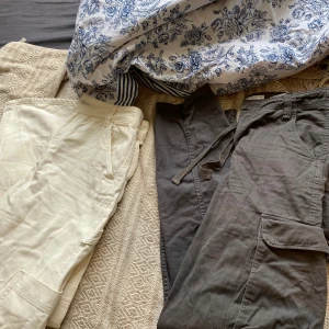 CARGO BYXOR - säljer tre st. En från Bershka (36), h&m (36/38) och zara(36). Inte min stil längre och inga defekter. Kan säljas separat men helst i en bunt