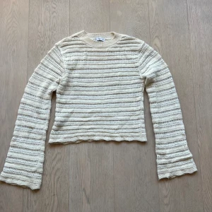 Mango stickad tröja - Superfin stickad tröja från Mango som endast har används fåtal gånger!! Perfekt till sommaren🙌🏽☀️
