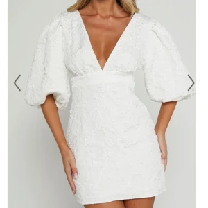 Showpo klänning  - Super fin klänning från showpo som passar perfekt till studenten!🥰Bara testad alla lappar finns kvar🫶🏼 i priset frakten+ tullen man behövde när man beställde från hemsidan🩷