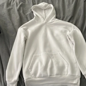 Hoodie  - Hoodie i jätte fint skick, bara använd 1 gång då den var för liten för mig så väljer att sälja den vidare.
