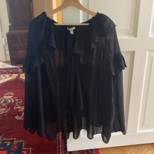 Svart blus med volanger - Svart blus ifrån hm i bra skick med volanger