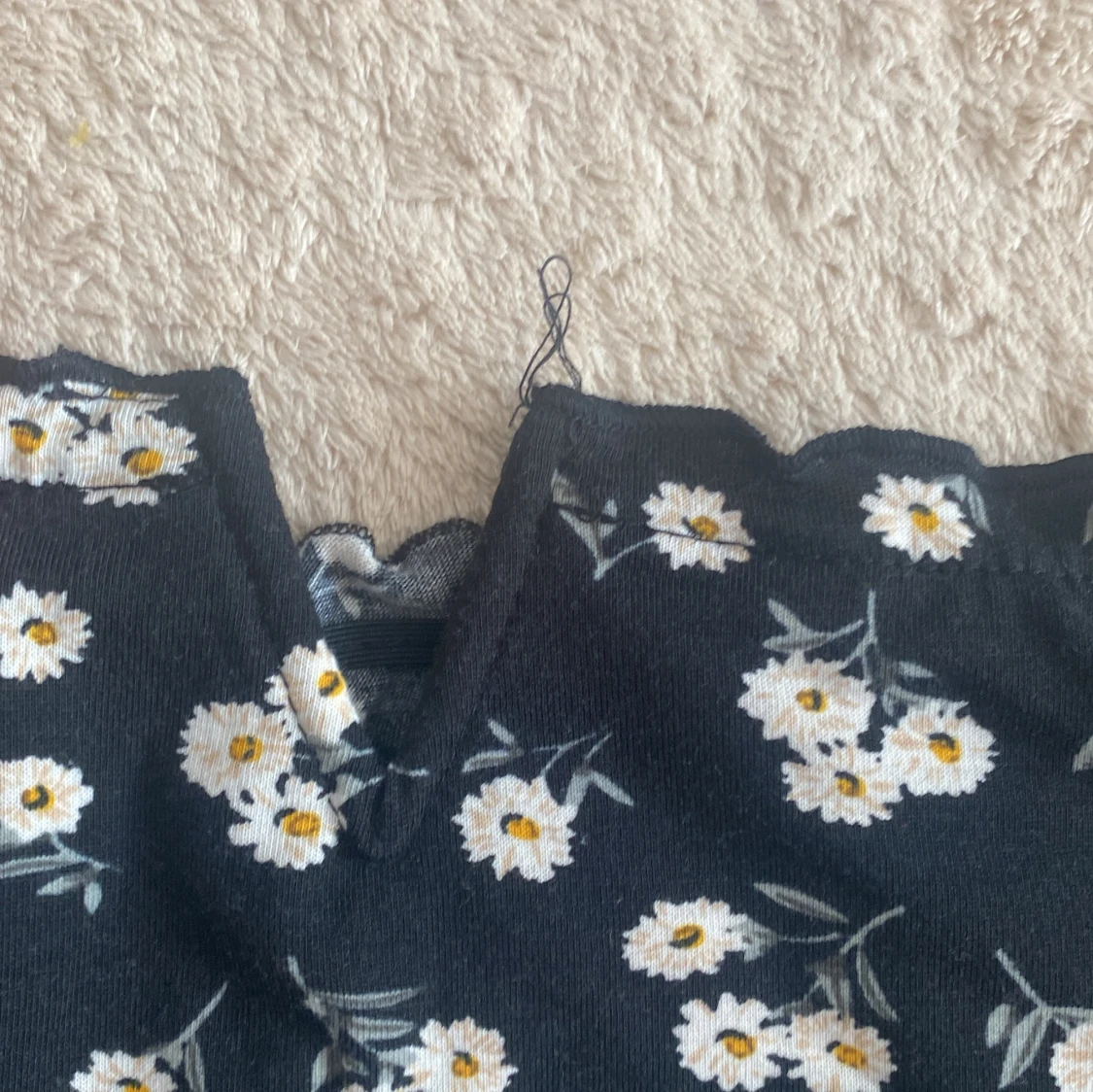 Fin blommig klänning har en liten v vid brösten - 90