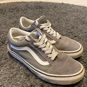 Vans - Ett par vans jag inte använder längre skick 9/10 pytte lite smutsiga på sulan annars som nya storlek 37